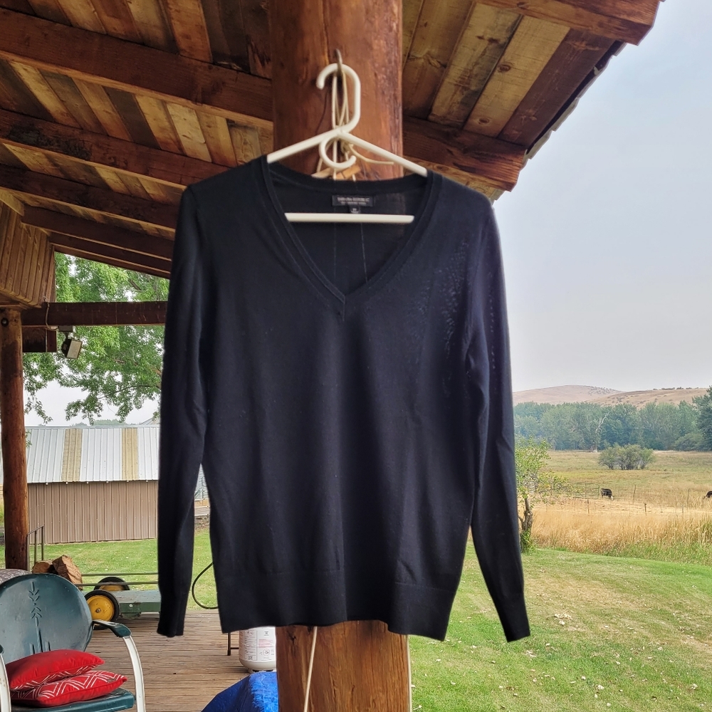 Banana Republic black v neck sweater
